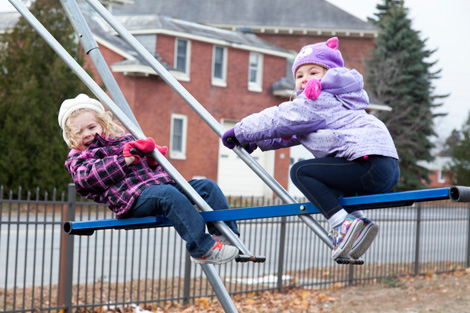 kids swinging